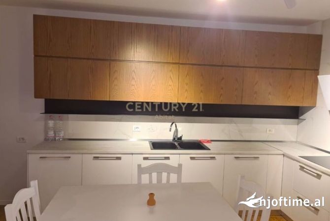 Shtepi ne shitje Apartament ne Tirane, 2+1, Mobilimi E mobiluar, Pagesa 560,000  Euro.