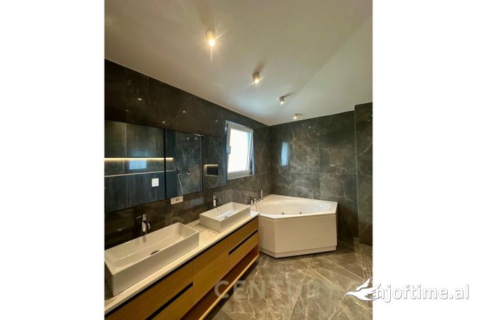 Shtepi ne shitje 3+1 ne Tirane - 700,000 Euro