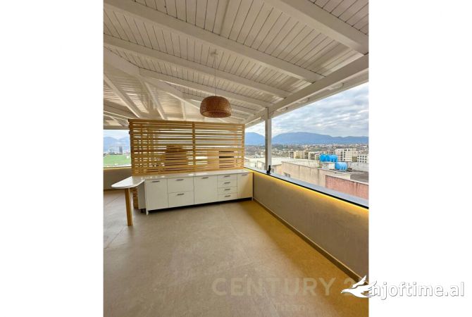 Shtepi ne shitje Penthose(kati i fundit panoramik) ne Tirane, 3+1, Mobilimi E mobiluar, Pagesa 700,000  Euro.