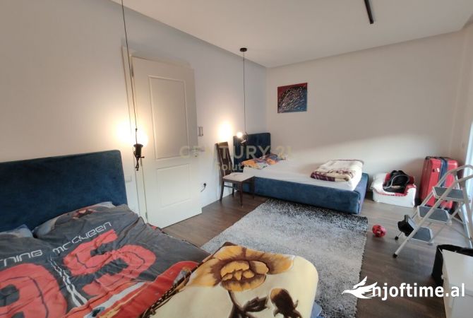 Shtepi ne shitje Duplex(shtepi me 2 kate) ne Tirane, 2+1, Mobilimi E mobiluar, Pagesa 445,000  Euro.