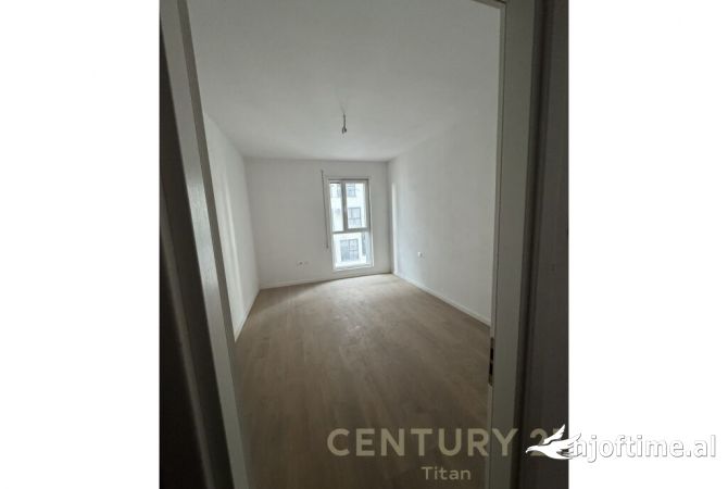 Shitet Apartament 2+1+2+Garderobë Tek Trio Towers Tirana