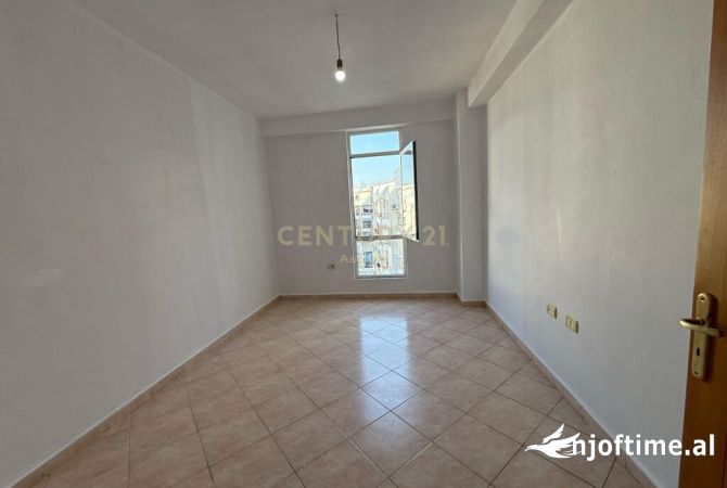 Shtepi ne shitje Apartament ne Tirane, 2+1, Mobilimi Bosh, pa mobiluar, Pagesa 108,000  Euro.
