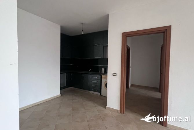 Shtepi ne shitje Apartament ne Tirane, 1+1, Mobilimi Bosh, pa mobiluar, Pagesa 95,000  Euro.