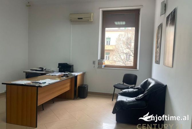 Zyra Me Qira ne Ish-Bllok + 2 Poste Parkimi