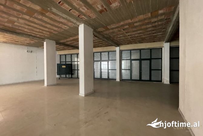 Godine 3 kateshe te mbikalimi i Komunes se Parisit