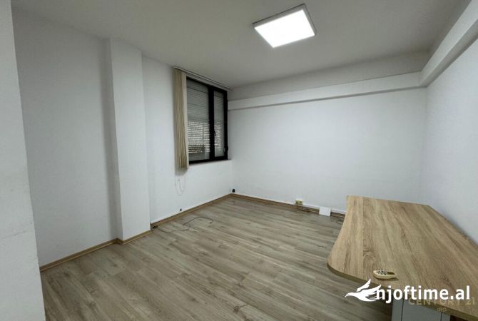 Ambient biznesi me qera 3+1 ne Tirane - 2,500 Euro