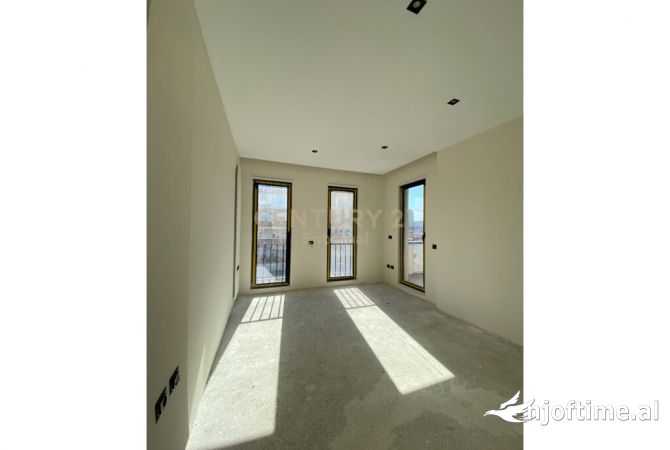 Shtepi ne shitje Apartament ne Tirane, 2+1, Mobilimi Bosh, pa mobiluar, Pagesa 289,000  Euro.