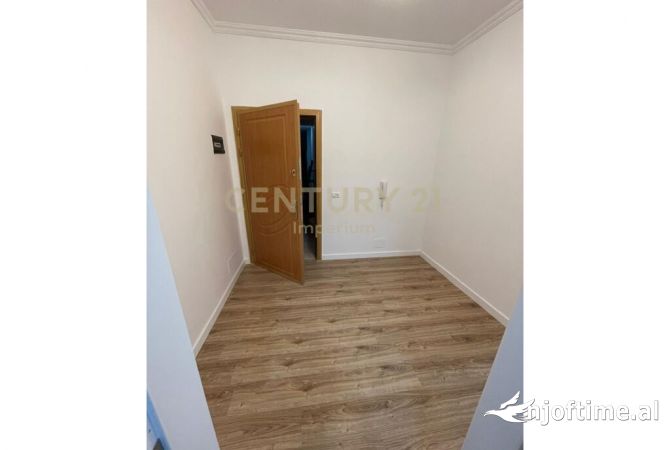 Shtepi ne shitje Apartament ne Tirane, 1+1, Mobilimi Pjeserisht e mobiluar, Pagesa 99,500  Euro.