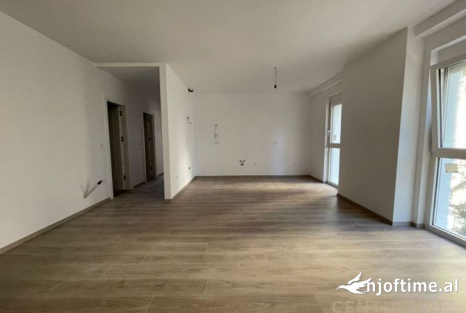 Ambient biznesi me qera 3+1 ne Tirane - 1,300 Euro