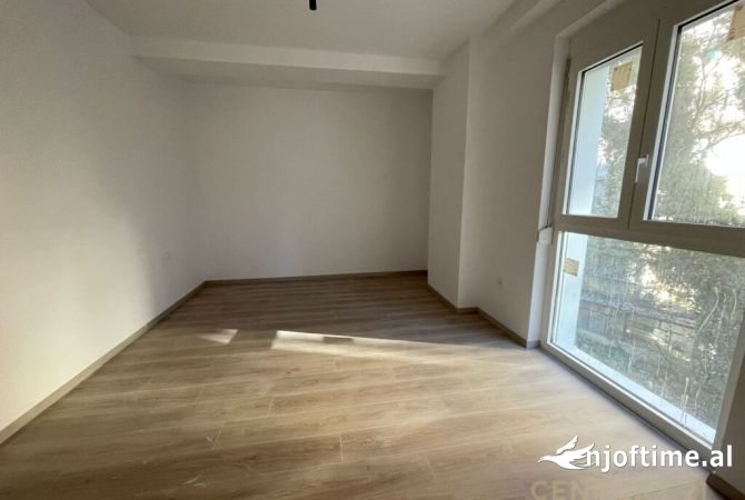 Ambient biznesi me qera 3+1 ne Tirane - 1,300 Euro