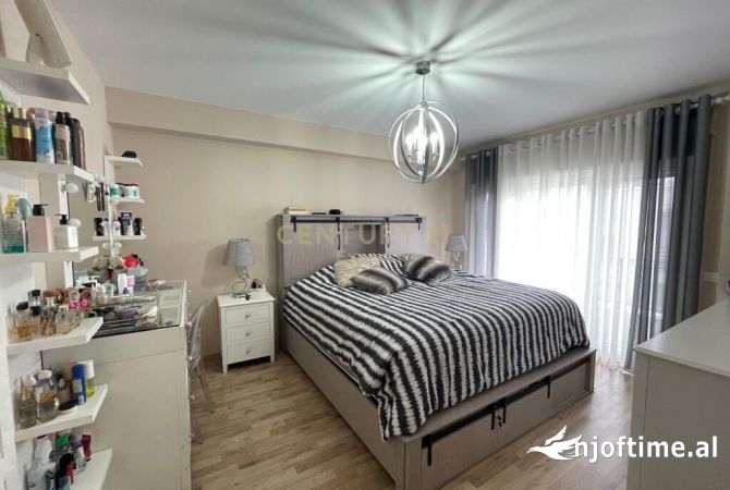 Shtepi ne shitje Penthose(kati i fundit panoramik) ne Tirane, 3+1, Mobilimi E mobiluar, Pagesa 550,000  Euro.