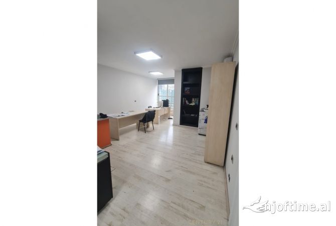 Shtepi ne shitje Apartament ne Tirane, 2+1, Mobilimi Pjeserisht e mobiluar, Pagesa 185,000  Euro.