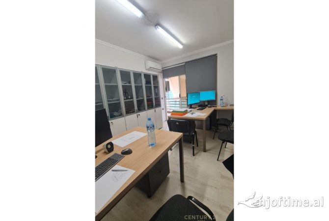 Shtepi ne shitje Apartament ne Tirane, 2+1, Mobilimi Pjeserisht e mobiluar, Pagesa 185,000  Euro.