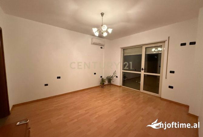 Ambient biznesi me qera 3+1 ne Tirane - 1,600 Euro