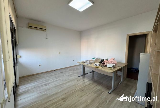 Ambient biznesi me qera 3+1 ne Tirane - 2,100 Euro