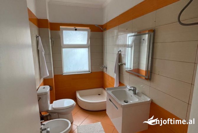 Shtepi ne shitje Apartament ne Tirane, 2+1, Mobilimi E mobiluar, Pagesa 138,000  Euro.