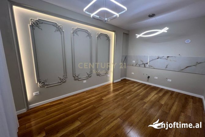 Shtepi ne shitje Apartament ne Tirane, 1+1, Mobilimi Pjeserisht e mobiluar, Pagesa 135,000  Euro.