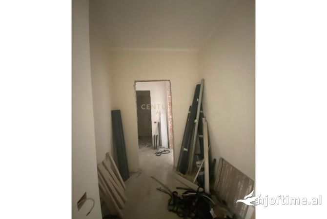 Shtepi ne shitje Apartament ne Tirane, 2+1, Mobilimi Bosh, pa mobiluar, Pagesa 280,000  Euro.