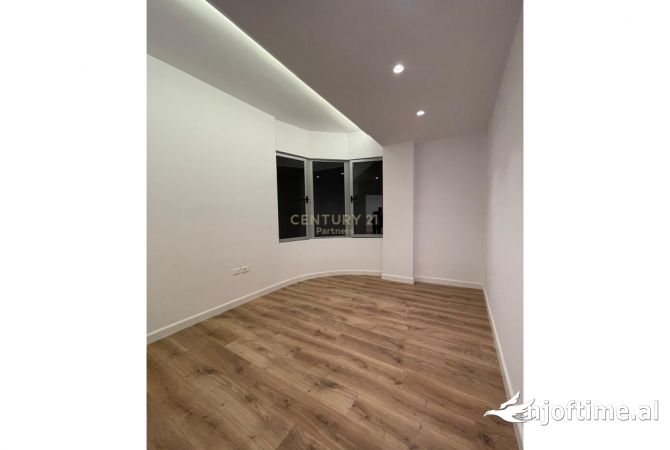 Shtepi ne shitje Apartament ne Tirane, 2+1, Mobilimi Bosh, pa mobiluar, Pagesa 237,000  Euro.