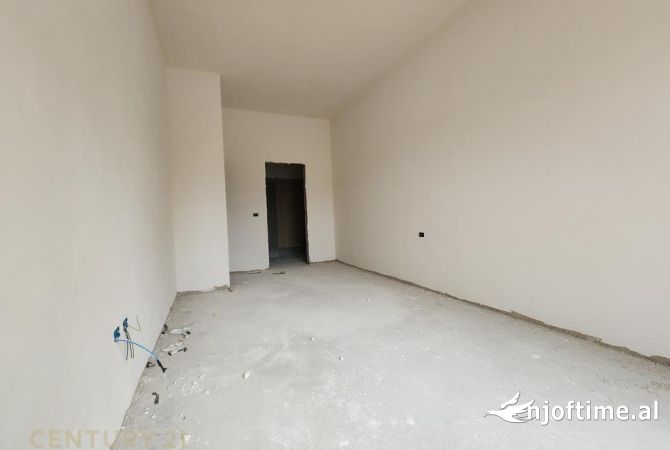 Shtepi ne shitje Apartament ne Tirane, 2+1, Mobilimi Bosh, pa mobiluar, Pagesa 197,000  Euro.