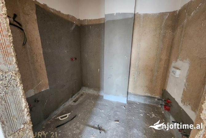 Shtepi ne shitje Apartament ne Tirane, 2+1, Mobilimi Bosh, pa mobiluar, Pagesa 197,000  Euro.