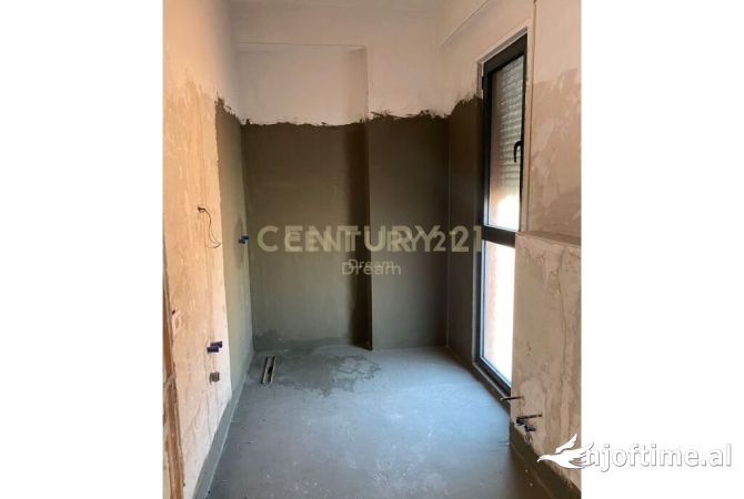 Shtepi ne shitje Apartament ne Tirane, 3+1, Mobilimi Bosh, pa mobiluar, Pagesa 240,000  Euro.