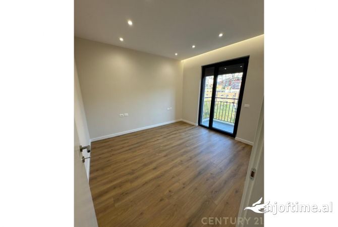 Shtepi ne shitje Apartament ne Tirane, 2+1, Mobilimi Bosh, pa mobiluar, Pagesa 230,000  Euro.