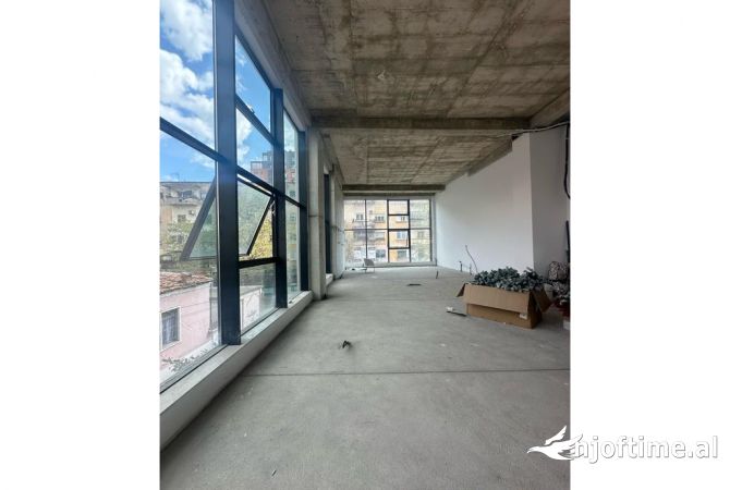 Ambient biznesi me qera 1+1 ne Tirane - 2,500 Euro