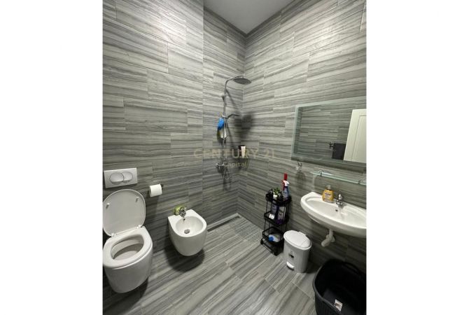 Shtepi ne shitje Apartament ne Tirane, 2+1, Mobilimi E mobiluar, Pagesa 210,000  Euro.