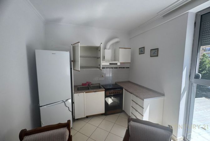 Shtepi me qera Apartament ne Tirane, 2+1, Mobilimi Pjeserisht e mobiluar, Pagesa 400  Euro.