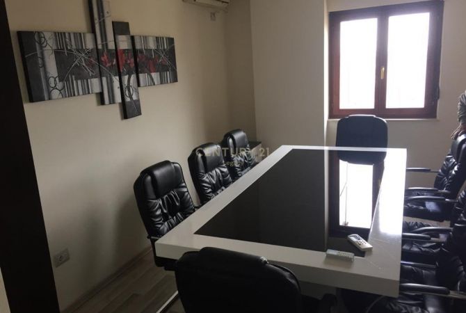 Ambjent biznesi me qera 3+1 ne Tirane - 900 Euro