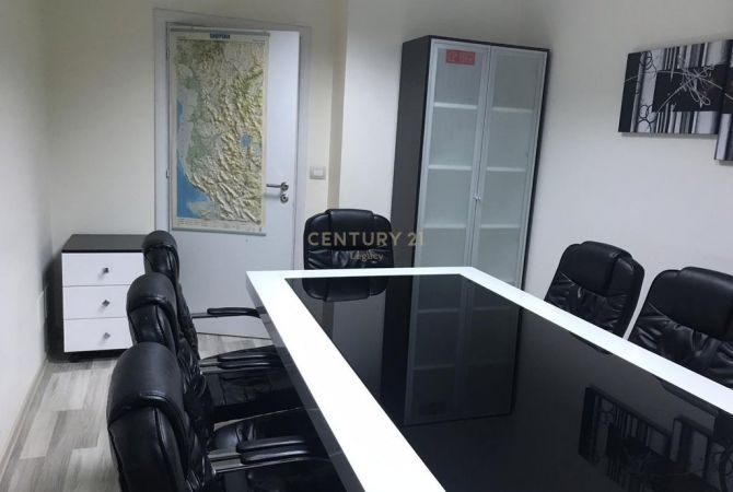 Ambjent biznesi me qera 3+1 ne Tirane - 900 Euro