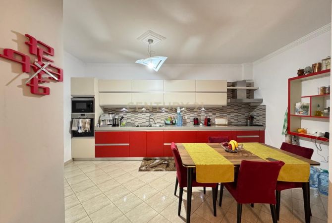 Shtepi ne shitje Apartament ne Tirane, 2+1, Mobilimi E mobiluar, Pagesa 250,000  Euro.