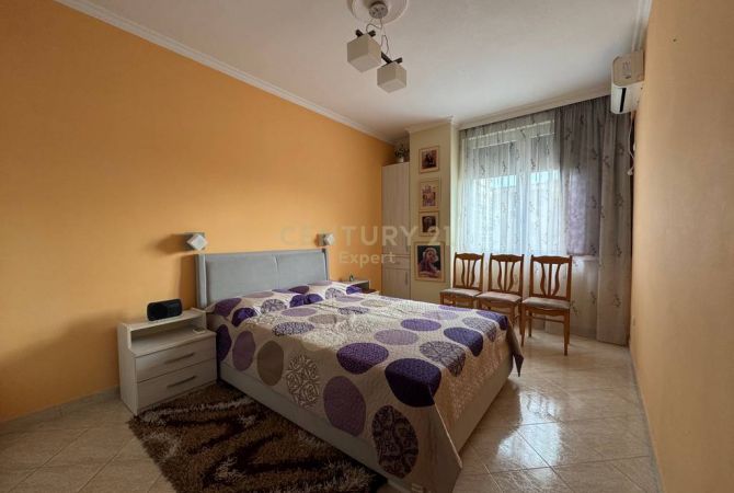 Shtepi ne shitje Apartament ne Tirane, 2+1, Mobilimi E mobiluar, Pagesa 250,000  Euro.