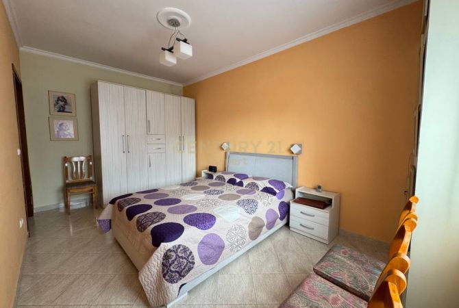 Shtepi ne shitje Apartament ne Tirane, 2+1, Mobilimi E mobiluar, Pagesa 250,000  Euro.