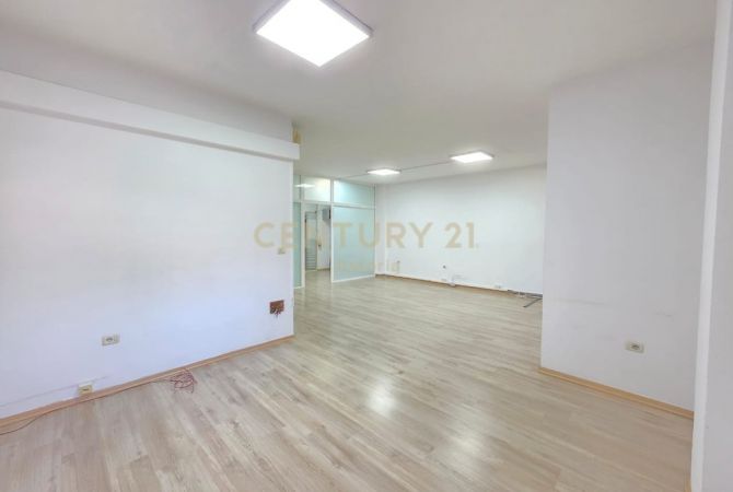 Ambient biznesi me qera 3+1 ne Tirane - 1,950 Euro