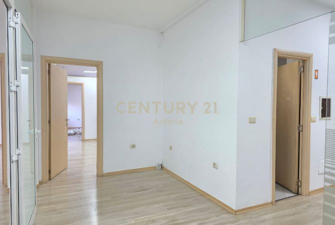 Ambienti per Zyra me Qira ne Ish-Bllok