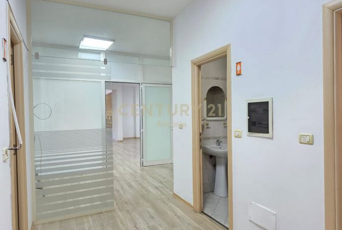 Ambienti per Zyra me Qira ne Ish-Bllok