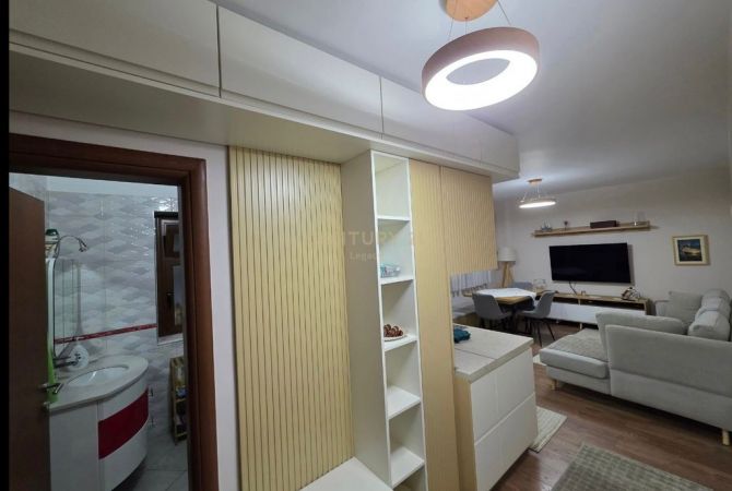 Shtepi ne shitje Apartament ne Tirane, 1+1, Mobilimi Pjeserisht e mobiluar, Pagesa 159,000  Euro.