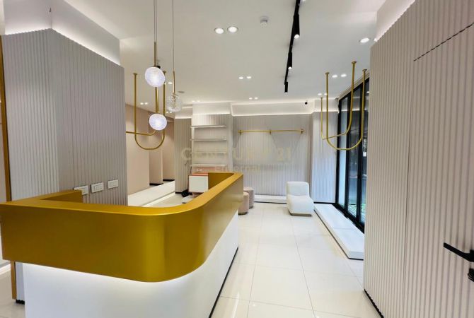 Dyqan me Qira – Buze Rruges Kryesore te Komuna e Parisit