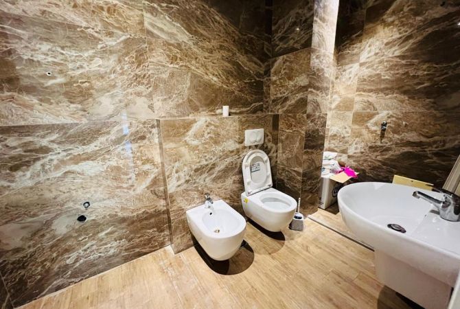 Ambient biznesi me qera 3+1 ne Tirane - 1,000 Euro
