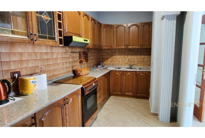 Ambient biznesi me qera 3+1 ne Tirane - 1,100 Euro