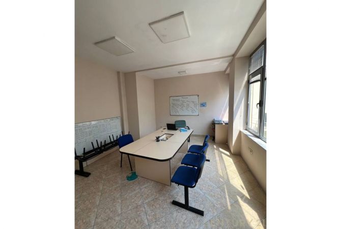 Ambiente Commerciale in Affitto 3+1 a Tirana - 1,700 Euro