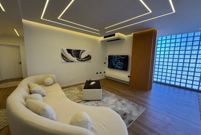 Shtepi ne shitje Apartament ne Tirane, 2+1, Mobilimi E mobiluar, Pagesa 348,000  Euro.