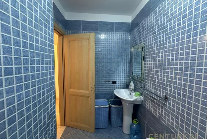 Shtepi ne shitje Apartament ne Tirane, 2+1, Mobilimi E mobiluar, Pagesa 140,000  Euro.