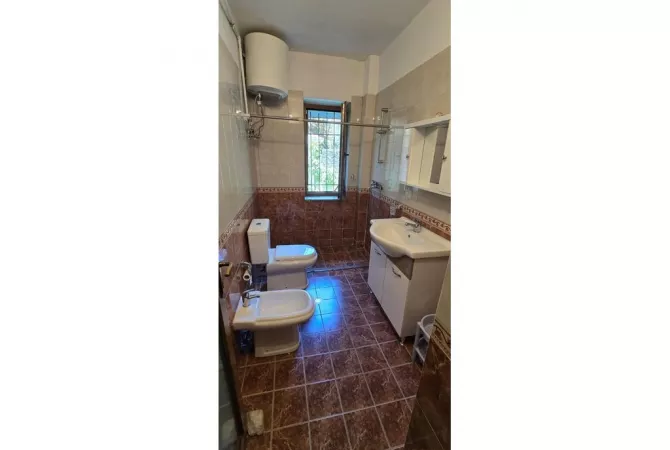 Shtepi ne shitje Apartament ne Tirane, 2+1, Mobilimi E mobiluar, Pagesa 195,000  Euro.
