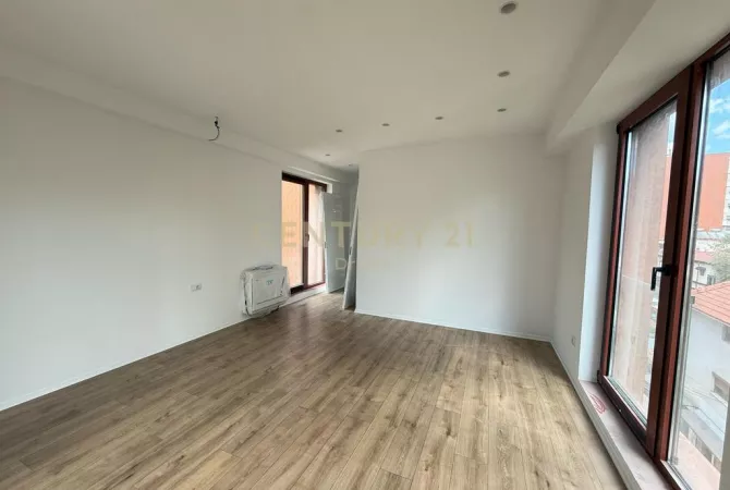 Ambiente Commerciale in Affitto 3+1 a Tirana - 2,200 Euro
