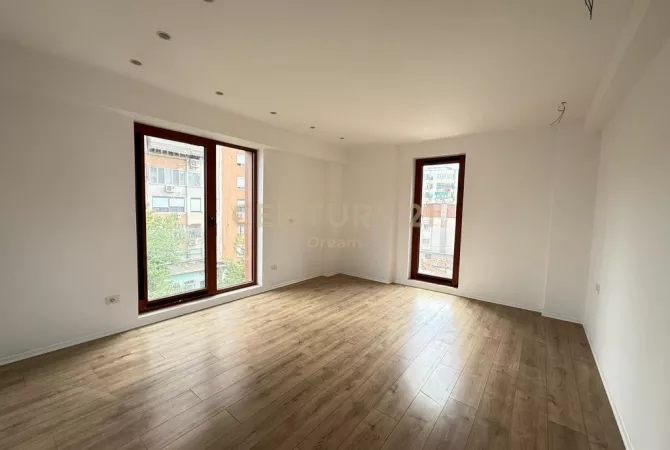 Ambiente Commerciale in Affitto 3+1 a Tirana - 2,200 Euro
