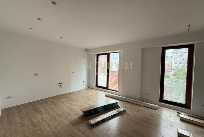 JEPET ME QIRA AMBIENT PER ZYRE – RRUGA E KAVAJES, VETEM 3 MINUTA NGA QENDRA!