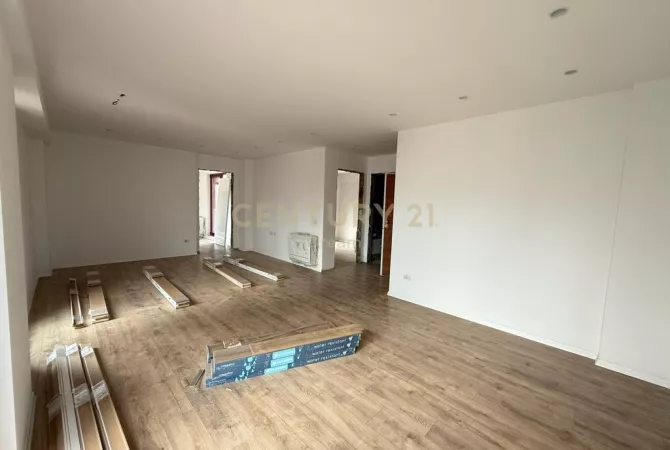 JEPET ME QIRA AMBIENT PER ZYRE – RRUGA E KAVAJES, VETEM 3 MINUTA NGA QENDRA!